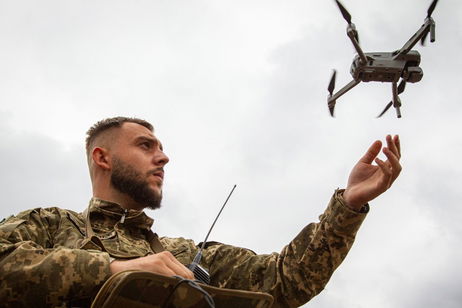 Los ucranianos ya tienen "drones invisibles" y están preparados para atacar a los rusos. Usan tecnología tradicional y nada podrá detenerles Los ucranianos ya tienen "drones invisibles" y están preparados para atacar a los rusos. Usan tecnología tradicional y nada podrá detenerles