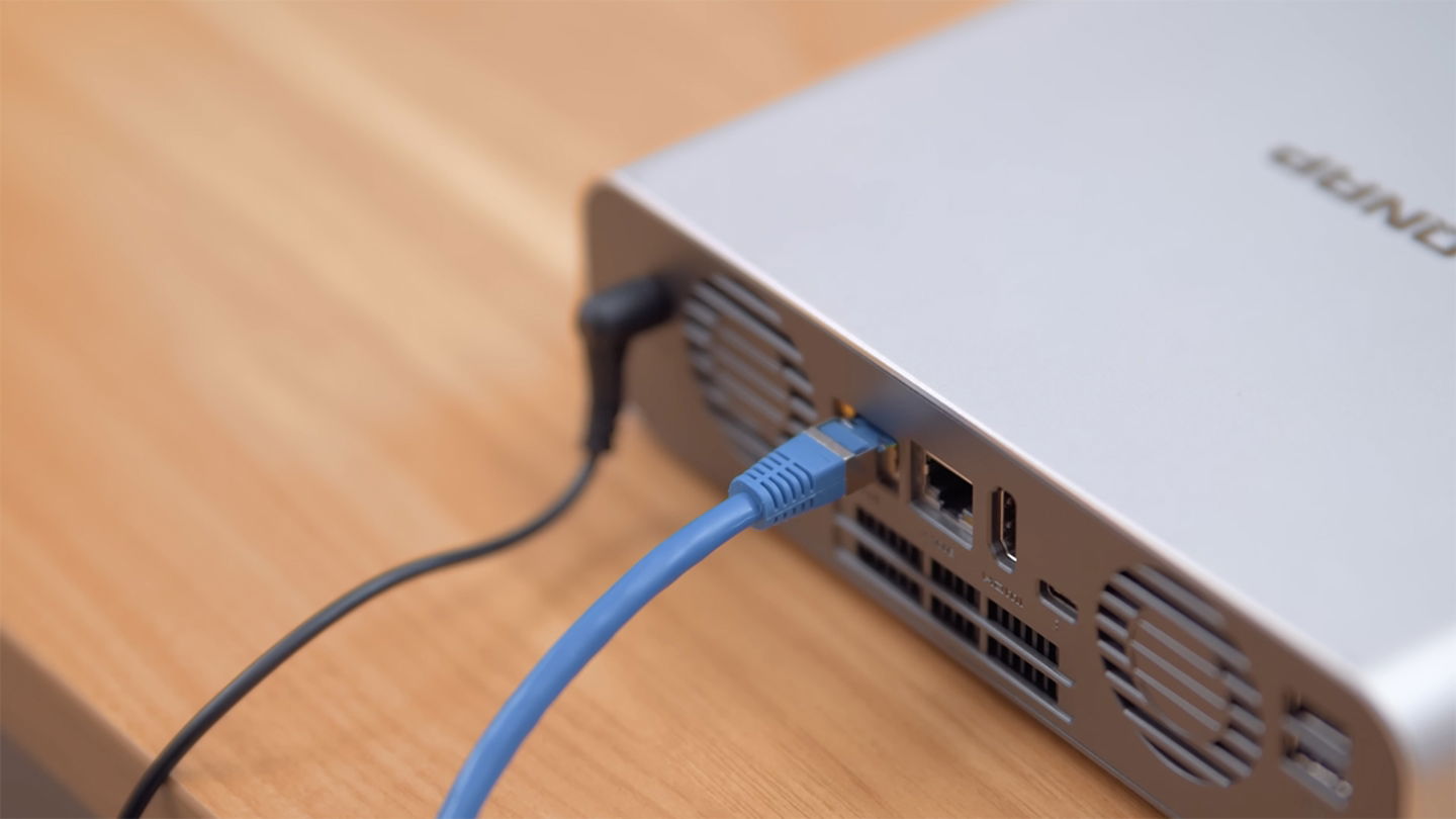 Vista superior con conexiones de un NAS
